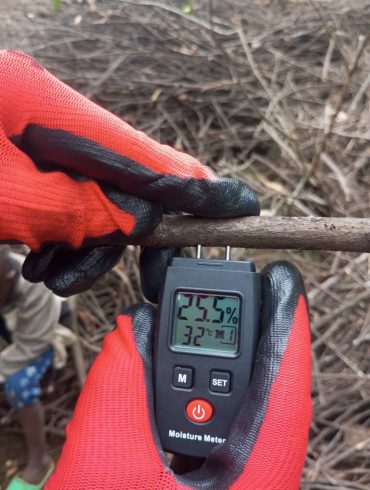 Eine bestimmte Temperatur und Feuchtigkeit werden überprüft, bevor die Holzkohle hergestellt wird.